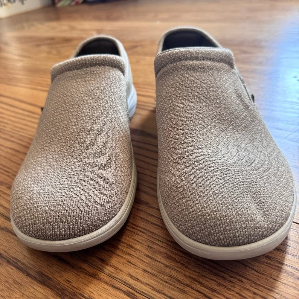 EUC Crocs Reviva Slip-On Sneakers (Reviva Canvas Loafers) size 10 style #205807